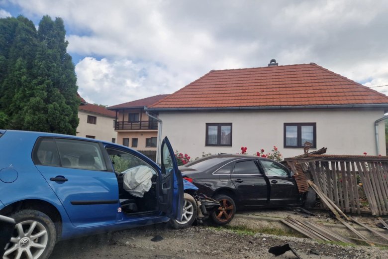 Két autó ütközött, egyik egy kerítésnek csapódott Felsősófalván – frissítve