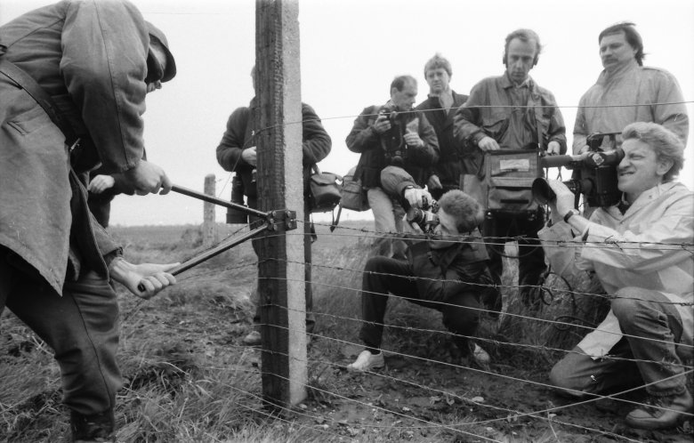 Pánerurópai
„piknik”: újságírók gyűrűjében
vágják át a magyar–osztrák
határ drótkerítését 1989
augusztusában •  Fotó: Archív