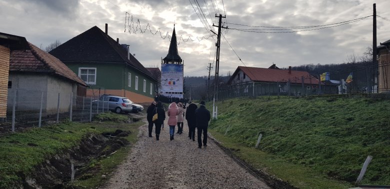 Útban a menyői református templom felé. Sok vendég érkezett a környező településekről is •  Fotó: Makkay József