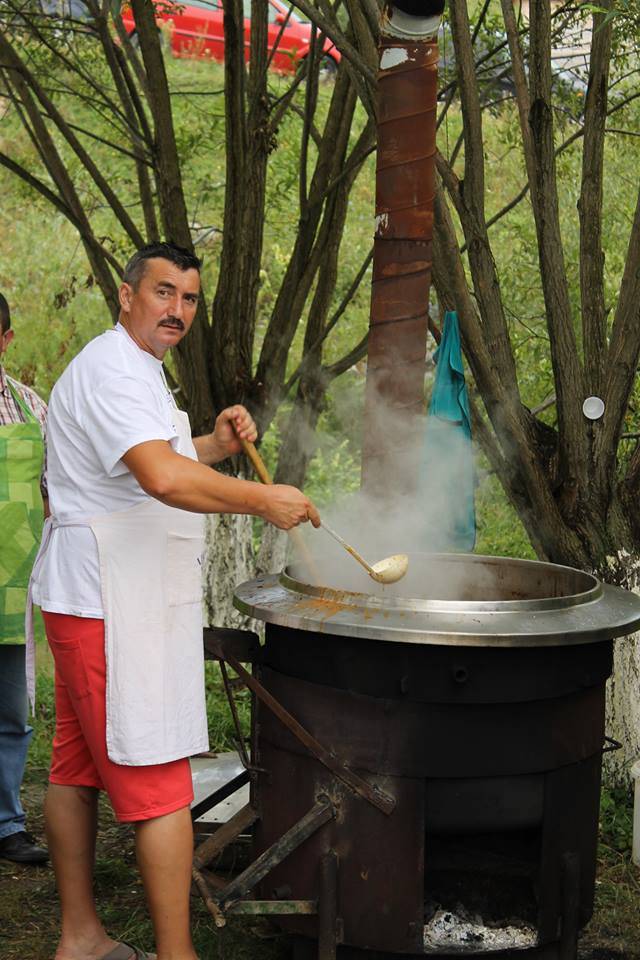 Főzőverseny. A környéket hamar belengte a bográcsgulyás illata •  Fotó: Facebook.com/Tordai-hasadéki unitárius találkozó