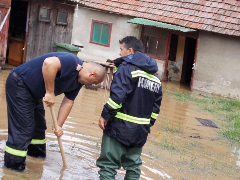 A kétszeres gátavató után Székelyhíd utcáit elöntötte a víz •  Fotó: Sütő Éva