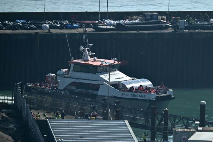 Útvonalat változtattak a migránsok, hajók helyett teherautókon érkeznek az Egyesült Királyságba