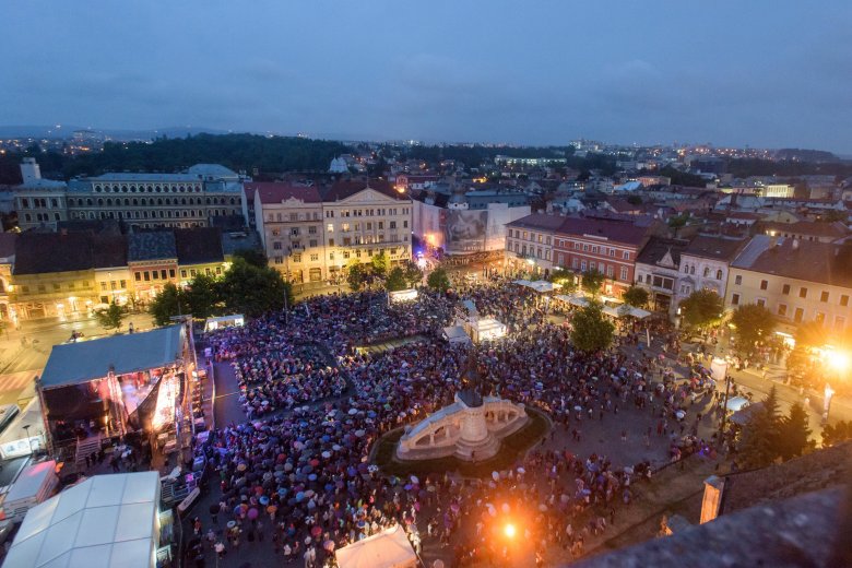 Koncertek Kolozsváron. Az erdélyi fesztivállá vált magyar napok alkalmával esténként a Főtér ismét benépesült •  Fotó: Biró István