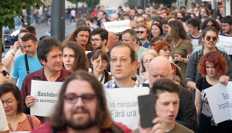 Kolozsvári válasz az úzvölgyi történésekre: utcára vonultak a magyar-román barátságért (VIDEÓ)