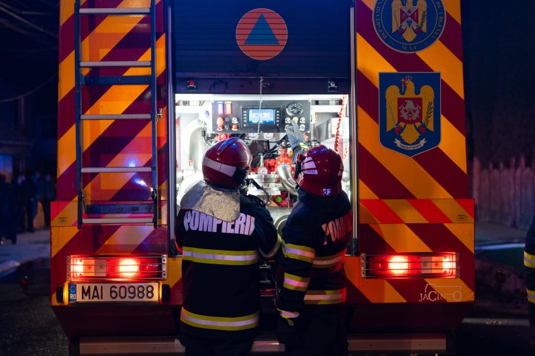 Bennégett két fiatal a rendőrség által üldözőbe vett, 185-tel száguldozó autóban
