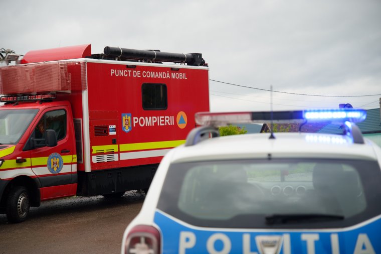 Az érkező vonat előtt állt meg az autó a síneken: kiugrott a fiatal sofőr és túlélte – videóval