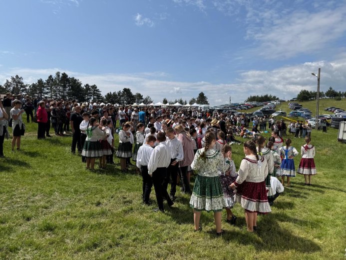 Negyven együttes csaknem ezer néptáncosa mutatkozott be a Perkőn
