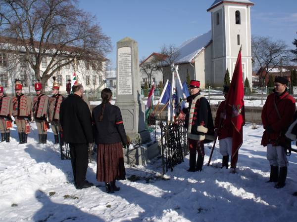 Főhajtás a hősök előtt