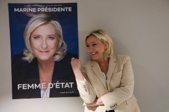 Boszorkányüldözést kiált, „békés, demokratikus, népi és hazafias ellenállásra” szólít Marine Le Pen