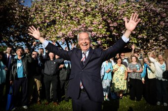 Nagyot buktak a hagyományos pártok az angliai helyhatósági választáson, Farage pártja előretört
