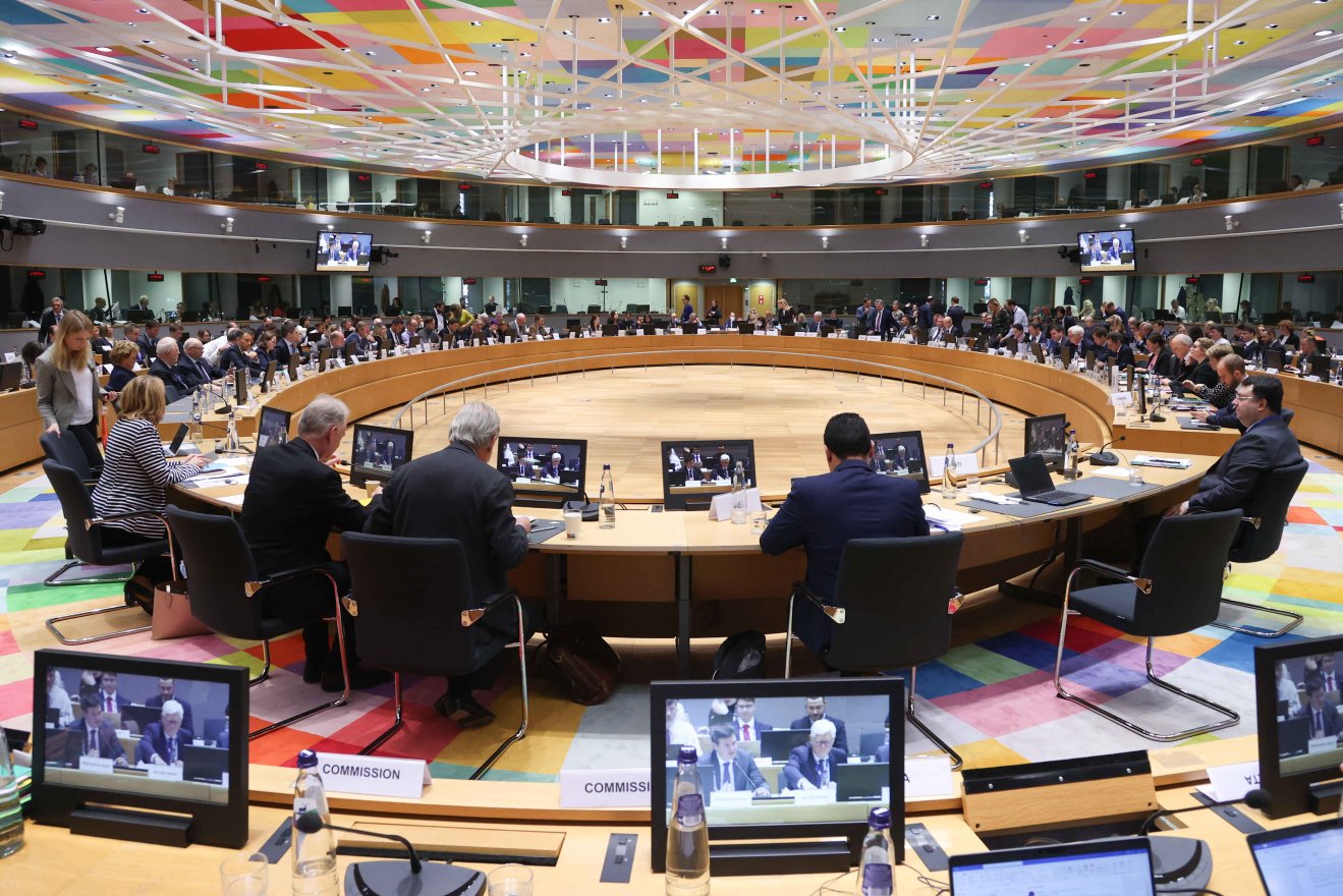 Rendkívüli ülésszakon bólint rá a parlament a megszorításokra, az EU figyelmeztette Romániát