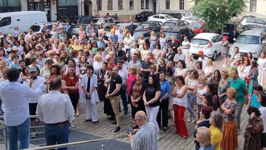 Országszerte spontán sztrájkot robbantottak ki a közalkalmazottak a tervezett megszorítások miatt
