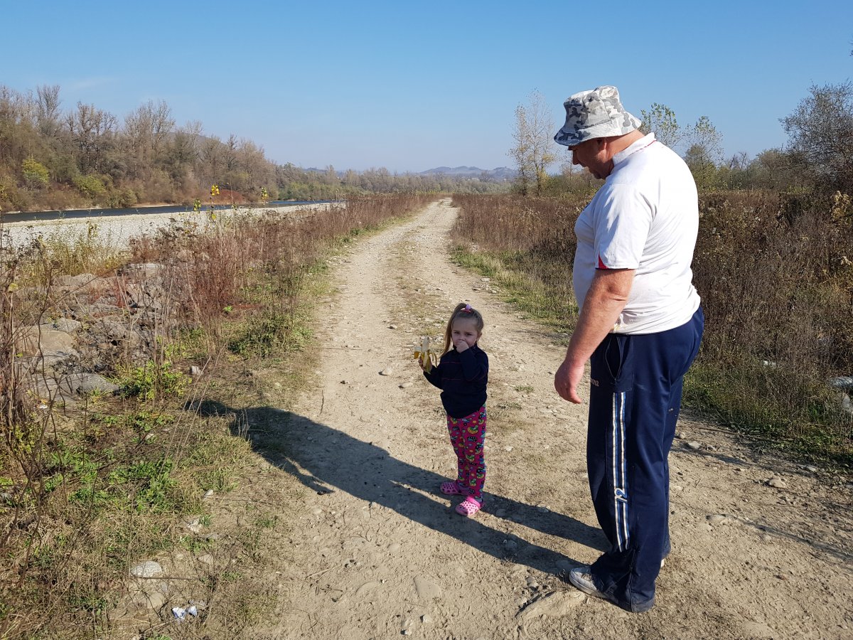 Varkola Tibor és óvodás kislánya. Mindketten jól érzik magukat a szabadban, a Tisza partján •  Fotó: Makkay József