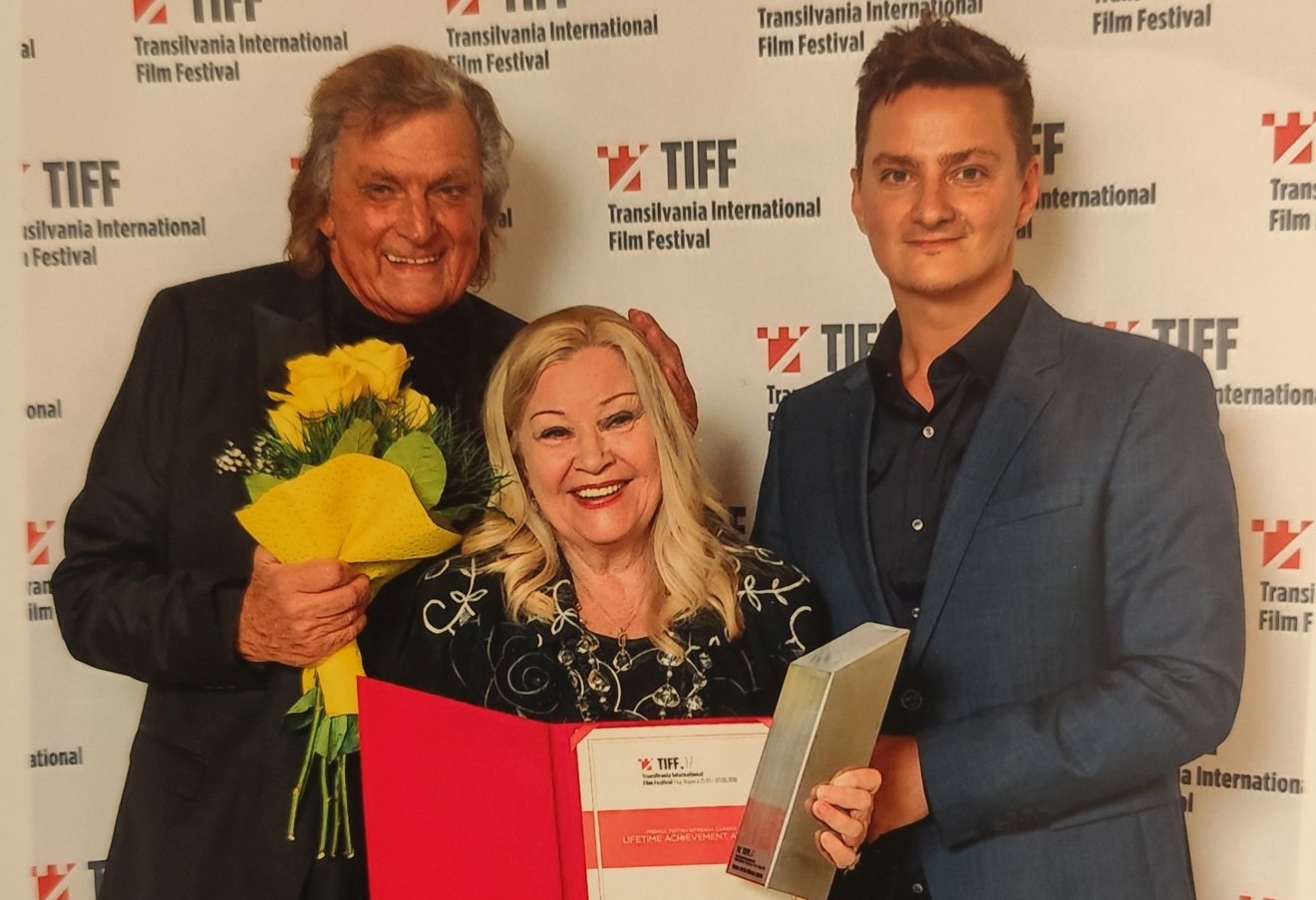Volt férje, Florin Piersic és fiuk, Daniel társaságában a TIFF életműdíj átadásán • Fotó: Széles Anna személyes archívuma