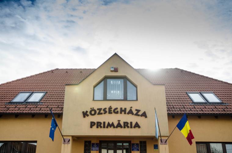 Nem tervezik eltávolítani a magyar feliratot a felsőboldogfalvi polgármesteri hivatalról