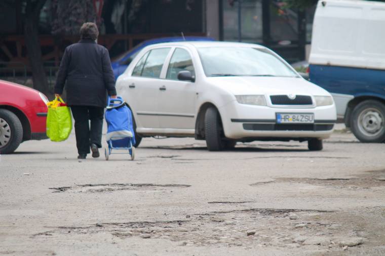 Balesetveszélyes a tönkrement aszfalt