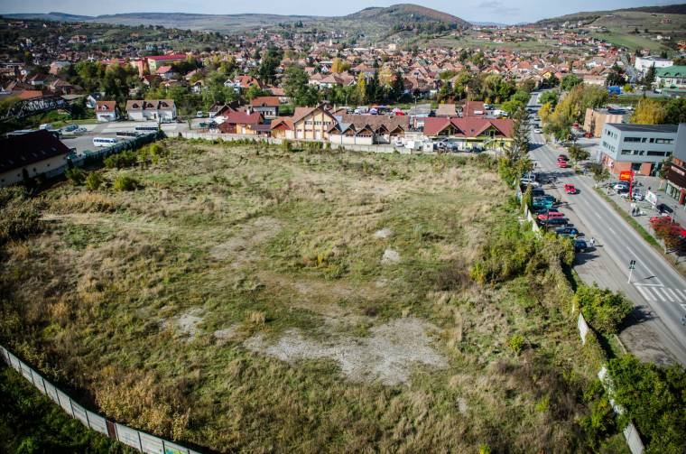 Sokaknak szemet szúrt ez a nagy terület Udvarhelyen