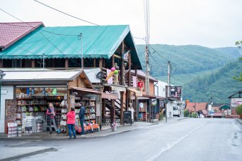 Rögtönzött falugyűlés zajlik Parajdon Antal Lóránt szenátorral