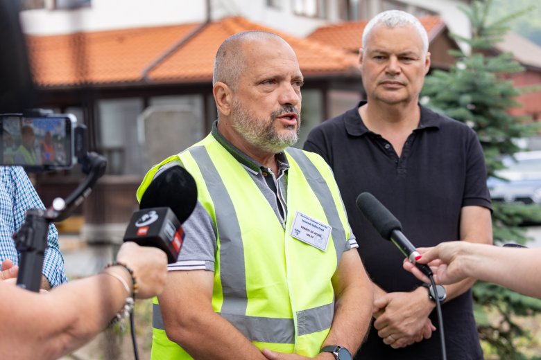 Elkezdik a Korond-patakot elterelő csövek elhelyezését