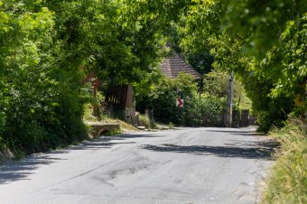 Egy megsüllyedt részt már kijavítottak a Kecset felé vezető úton
