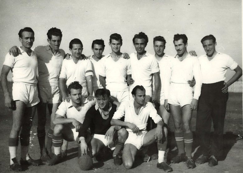 Az Autosport 1948-ban, fehérben, álló sor, balról jobbra: Nagy Sándor, Keszler Károly, Bardócz Béla, Kabdebó Sándor, Kovács Károly, Danis Ferenc, Elekes András, Egyed Gábor, Geréb Ferenc. Lent: Demeter Jenő, Túrós Tibor, Török Ernő. •  Fotó: Katona Zoltán a Kollégium-kerttől az olimpiákig című kiadványa
