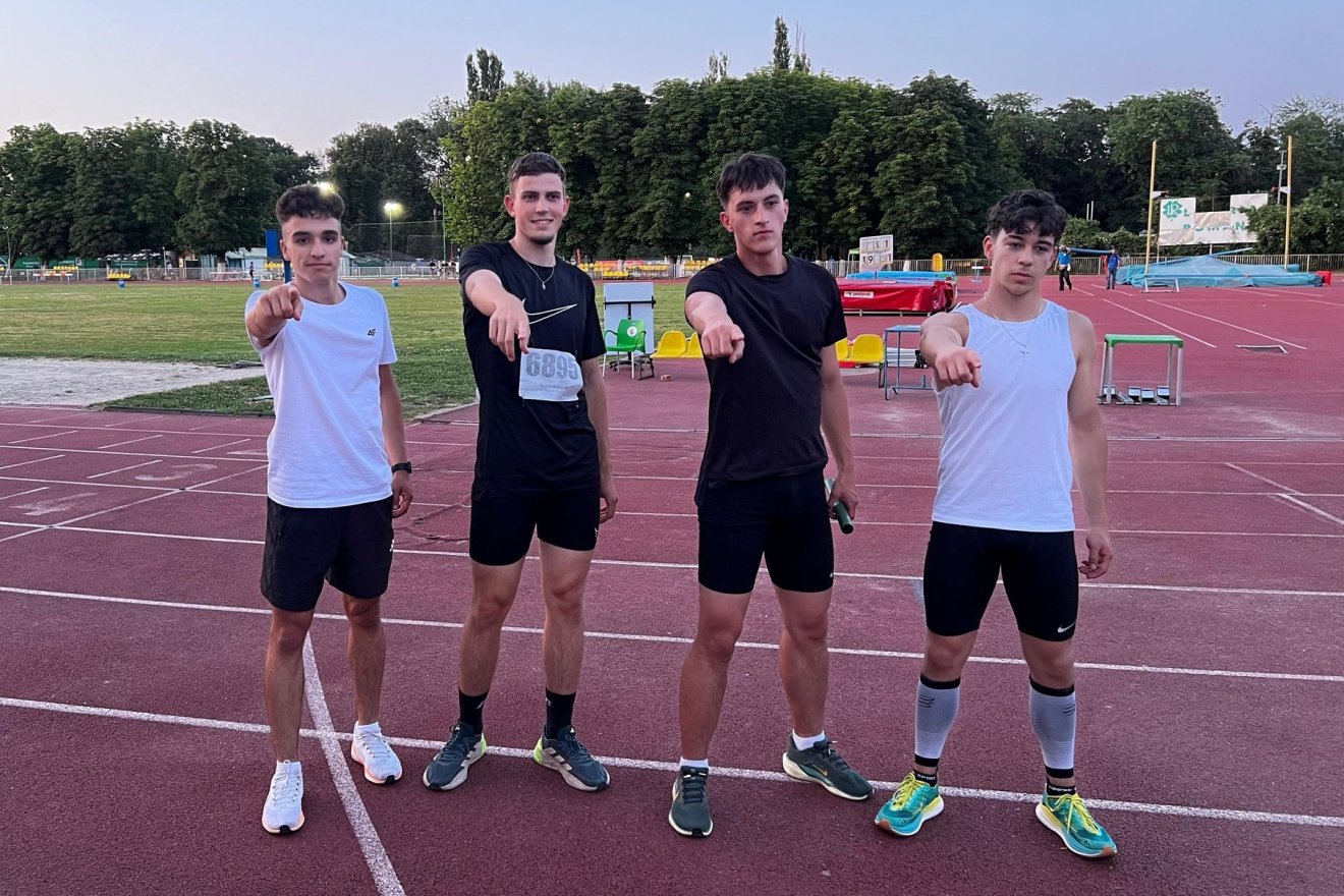 A Marosvásárhelyi Szász Albert Sportiskola színeiben Jakab Szilárd Sámuel (balról) egyéniben két első, a váltóval második helyezést szerzett •  Fotó: Facebook/Szász Albert Sportlíceum Marosvásárhely