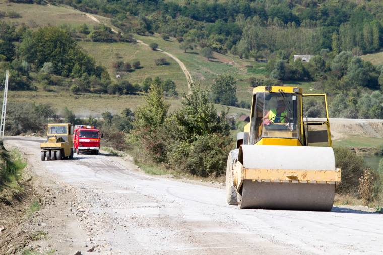 Elérte a megyehatárt a Bözödi-tó mellett haladó aszfalt
