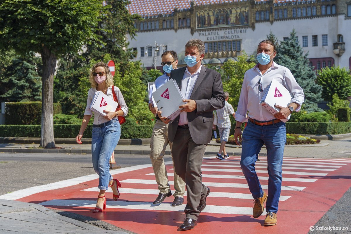 A kértnél nyolcszor több aláírást gyűjtöttek össze •  Fotó: Haáz Vince