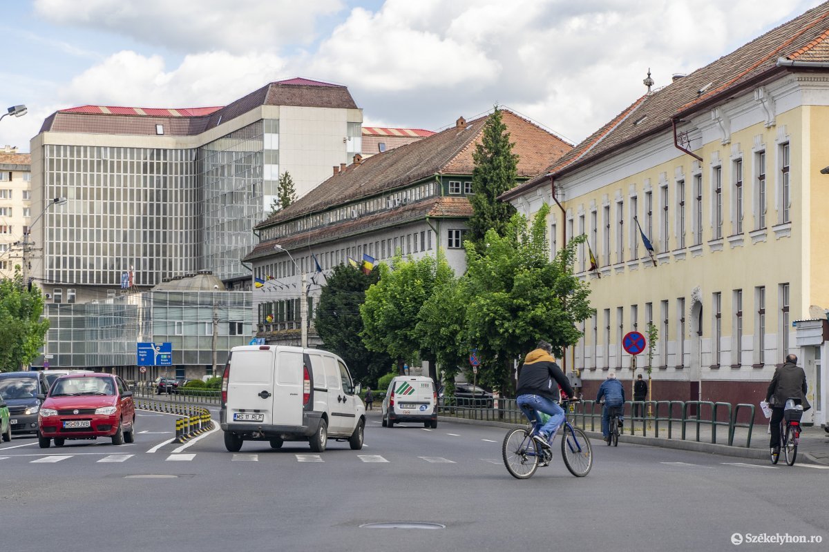Nem egyszerű az autók mellett, között bringázni •  Fotó: Haáz Vince