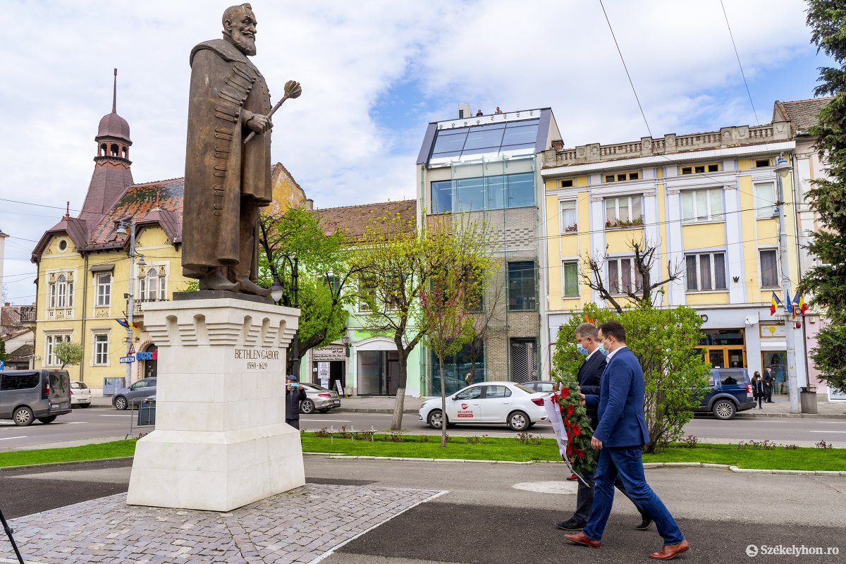 Soós Zoltán polgármester és Portik Vilmos alpolgármester koszorút helyezett el a fejedelem szobránál •  Fotó: Haáz Vince