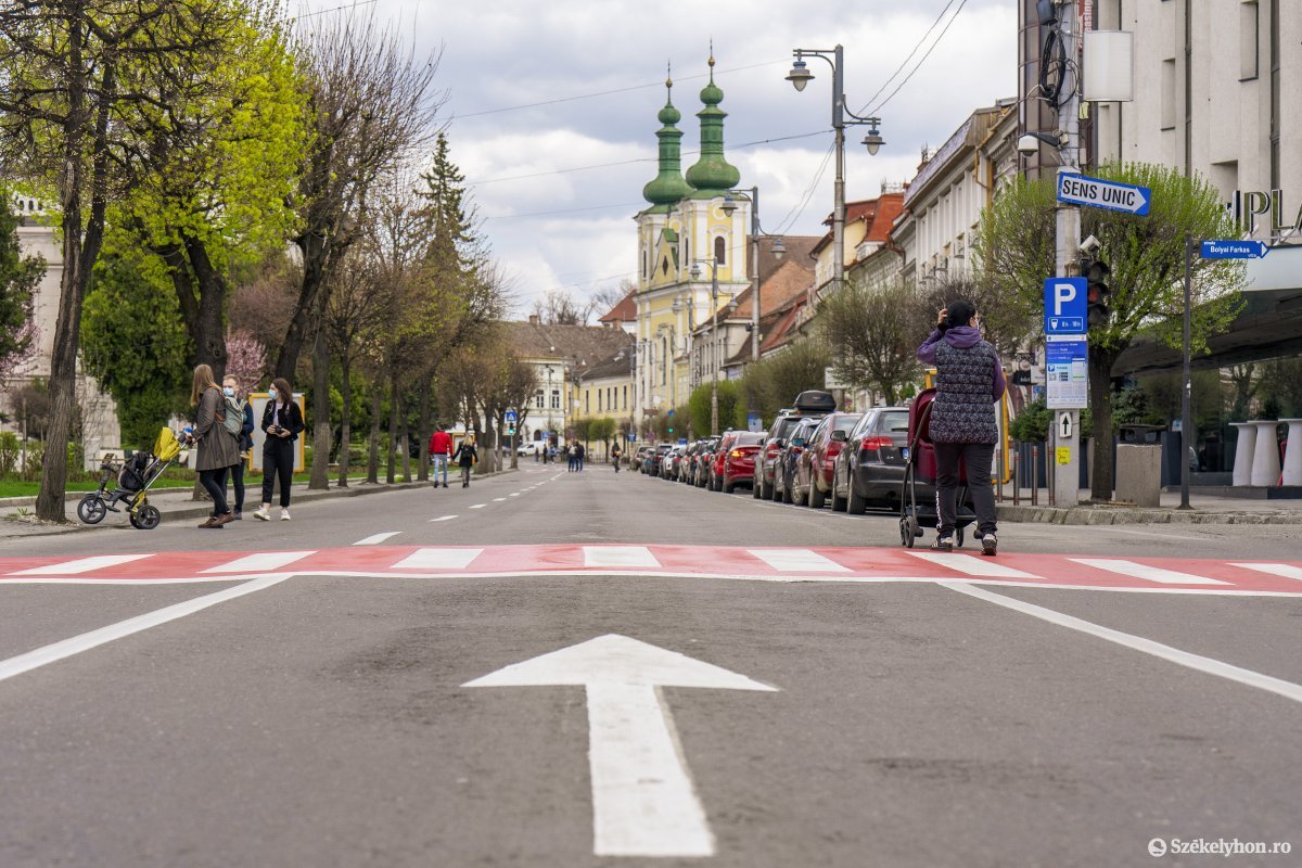 Kerékpárosok, gyalogosok használták ki az autómentes időszakot •  Fotó: Haáz Vince