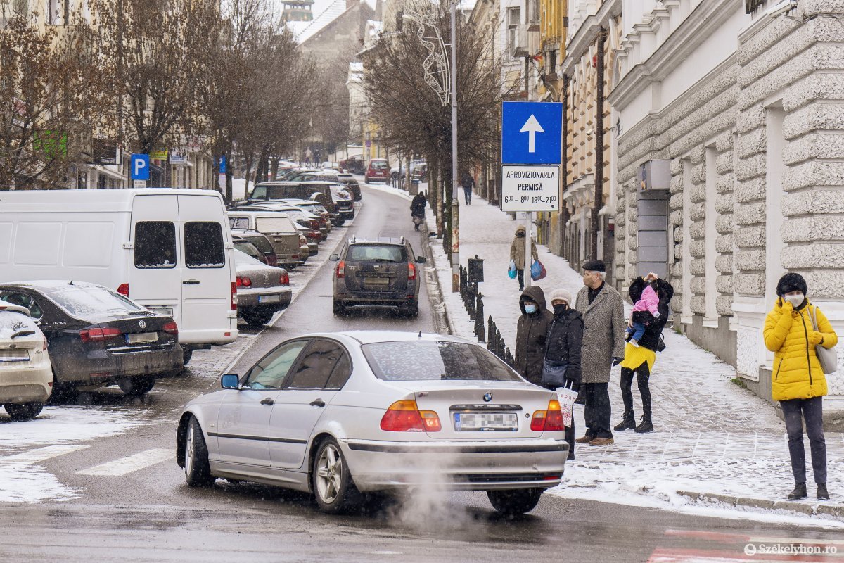 Meredek a Bolyai utca és nagy a gépkocsiforgalom. Nem mindenki örülne a változásnak •  Fotó: Haáz Vince