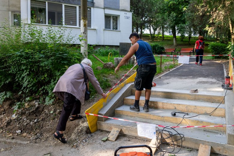 A helyiek szerint kontármunkát végez a kivitelező a marosvásárhelyi lakótelepen