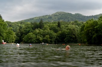 Ahol a sós víz gyógyít: megnyílt a Medve-tó strandja