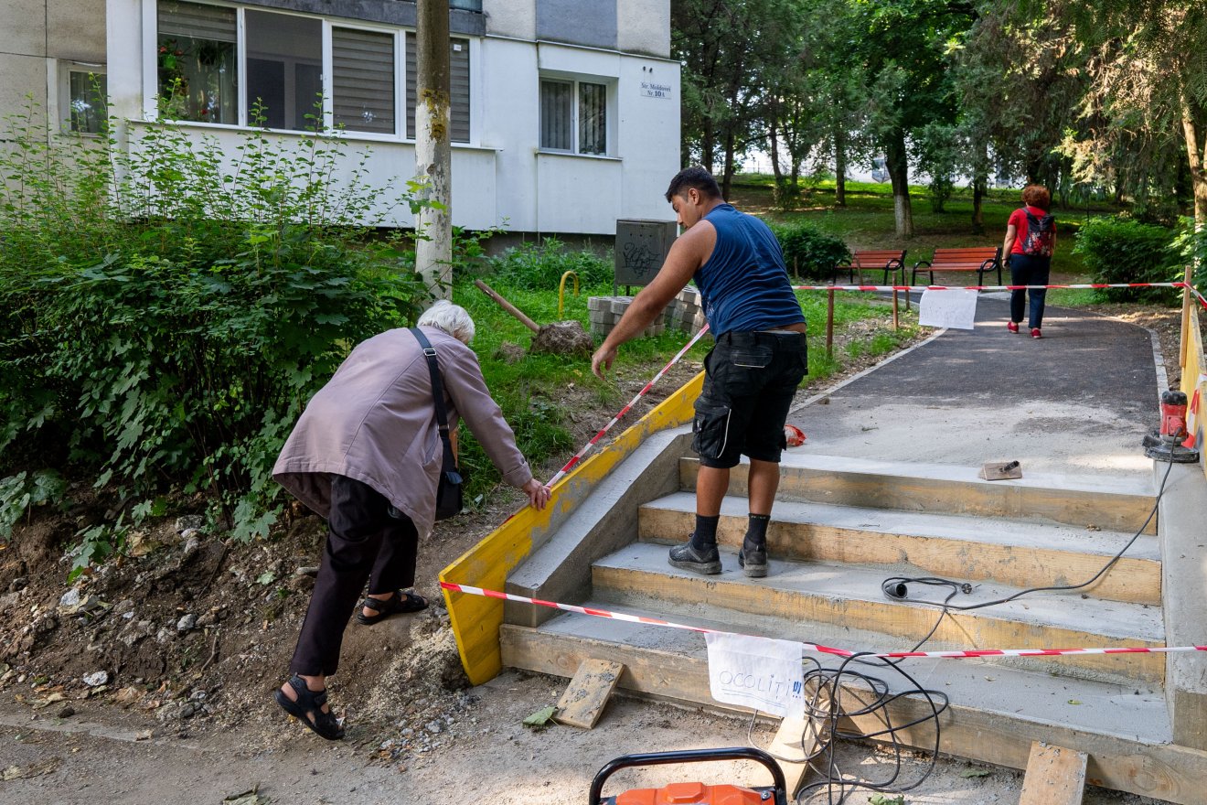 A helyiek szerint kontármunkát végez a kivitelező a marosvásárhelyi lakótelepen